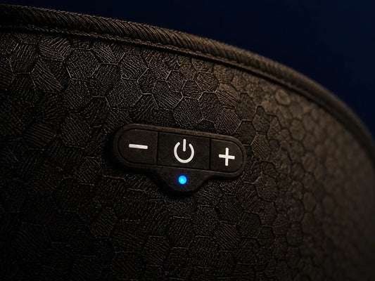 Gros plan des commandes et de la LED du masque de sommeil Bluetooth